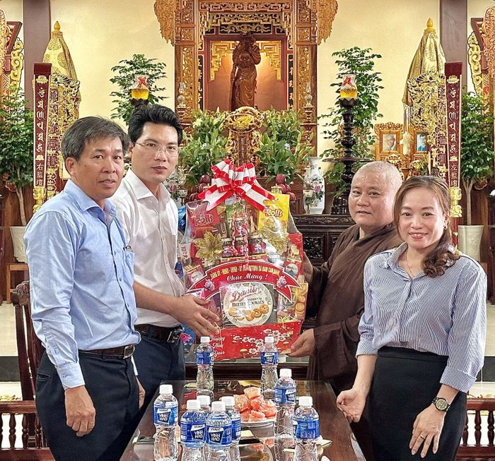 Đoàn công tác xã Nam Cam Ranh thăm, tặng quà chùa Hòa Vân.