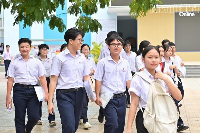 Thí sinh ra về sau khi hoàn thành môn Ngữ văn tại điểm thi Trường THCS Thái Nguyên (phường Nha Trang). Ảnh: VĨNH THÀNH