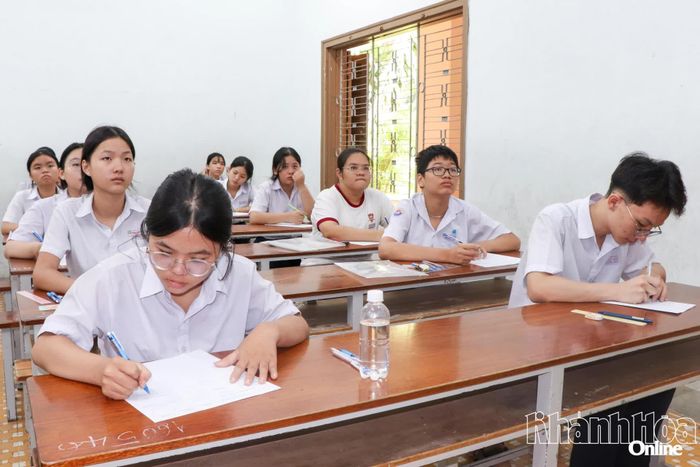 Thí sinh điền thông tin cá nhân trước giờ thi môn Ngữ văn tại điểm thi Trường THPT Lý Tự Trọng (phường Nha Trang).