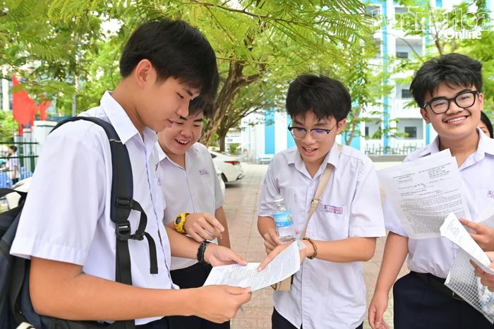 Các thí sinh trao đổi sau môn thi Ngữ văn. Ảnh: VĨNH THÀNH