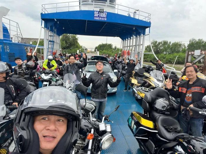 Các thành viên CLB mô tô Cà Mau lên phà, trên hành trình đến Nha Trang.