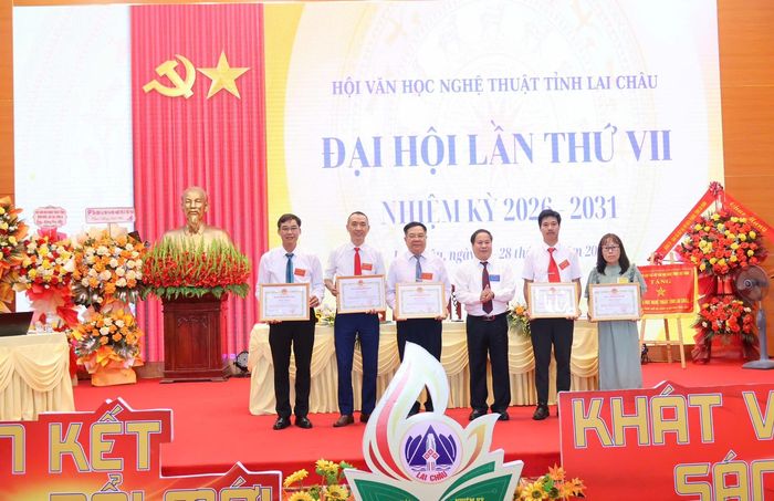 Đồng chí Tống Thanh Hải - Ủy viên Ban Thường vụ Tỉnh ủy, Phó Chủ tịch Thường trực UBND tỉnh tặng Bằng khen cho các cá nhân có thành tích xuất sắc trong thực hiện phong trào thi đua lập thành tích chào mừng Đại hội Hội VHNT tỉnh Lai Châu lần thứ VII, nhiệm kỳ 2026-2031.