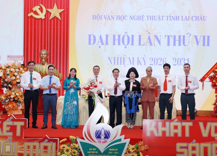 Đồng chí Tống Thanh Hải - Ủy viên Ban Thường vụ Tỉnh ủy, Phó Chủ tịch Thường trực UBND tỉnh tặng hoa chúc mừng Ban chấp hành Hội VHNT khóa VII ra mắt Đại hội.