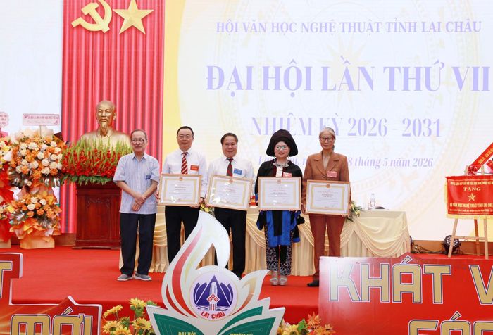 Đồng chí Nông Quốc Bình - Phó Chủ tịch Liên hiệp các Hội VHNT Việt Nam, Chủ tịch Hội VHNT các Dân tộc thiểu số Việt Nam tặng Bằng khen cho các cá nhân có nhiều đóng góp xuất sắc cho hoạt động Hội giai đoạn 2020-2025.