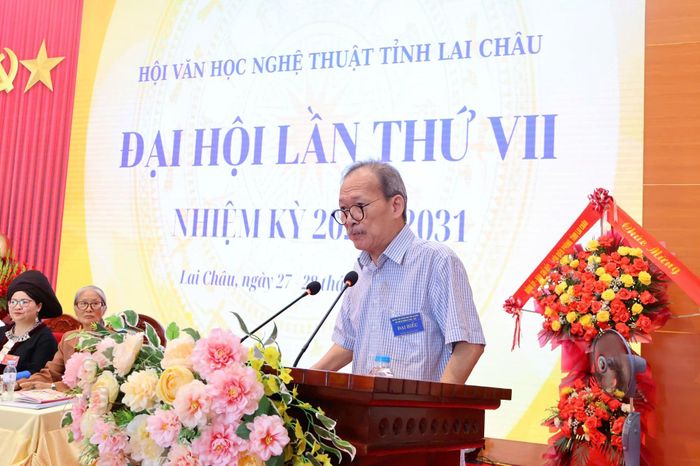 Đồng chí Nông Quốc Bình - Phó Chủ tịch Liên hiệp các Hội VHNT Việt Nam, Chủ tịch Hội VHNT các Dân tộc thiểu số Việt Nam phát biểu tại đại hội.