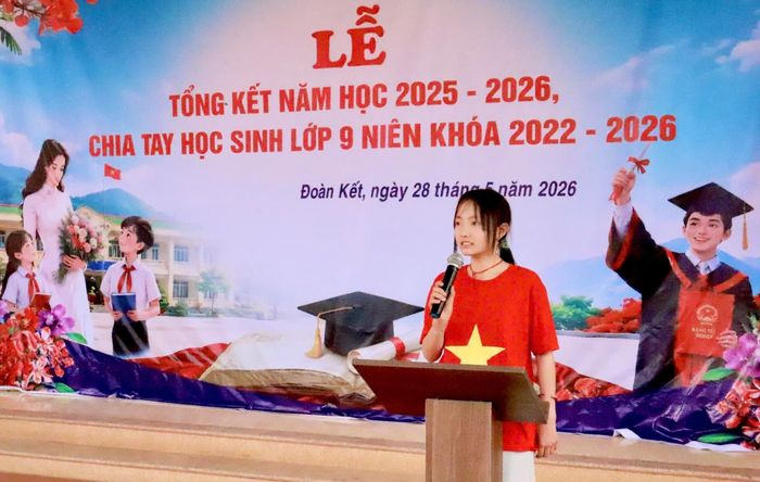Đại diện học sinh lớp 9 phát biểu tri ân.