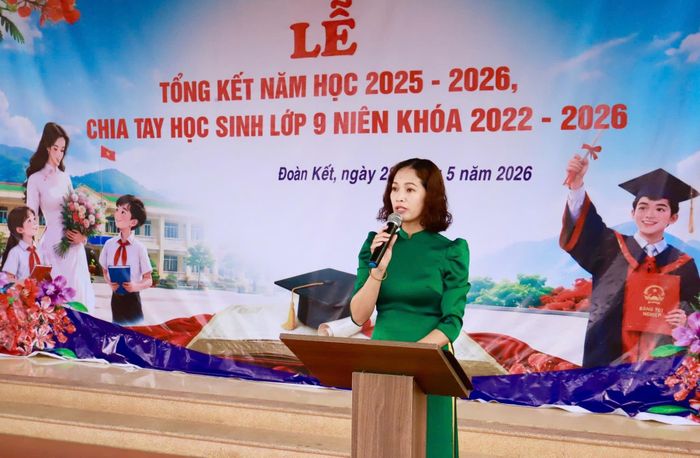 Cô giáo Trần Lệ Quyên - Bí thư Chi bộ, Hiệu trưởng Trường Tiểu học và THCS Sùng Phài thông qua báo cáo kết quả năm học 2025-2026.