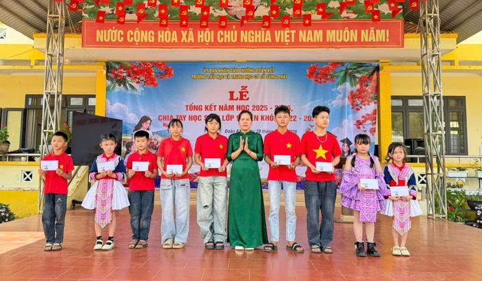 Ban giám hiệu Trường Tiểu học và THCS Sùng Phài trao khen thưởng cho các tập thể, cá nhân đạt thành tích trong năm học 2025-2026.