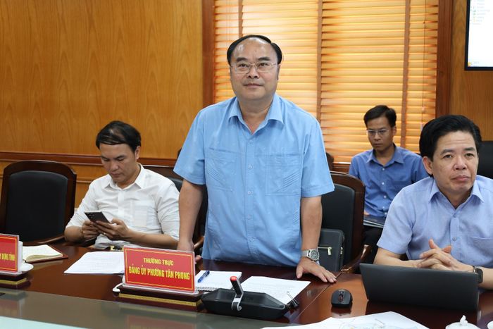 Lãnh đạo phường Tân Phong phát biểu tại buổi làm việc.