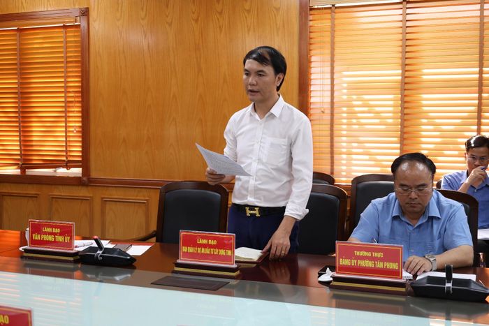 Lãnh đạo Ban Quản lý Dự án đầu tư xây dựng tỉnh báo cáo công tác lựa chọn hướng tuyến thực hiện Dự án Cao tốc Bảo Hà - Lai Châu (CT.13) trên địa bàn xã Sin Suối Hồ và phường Tân Phong.