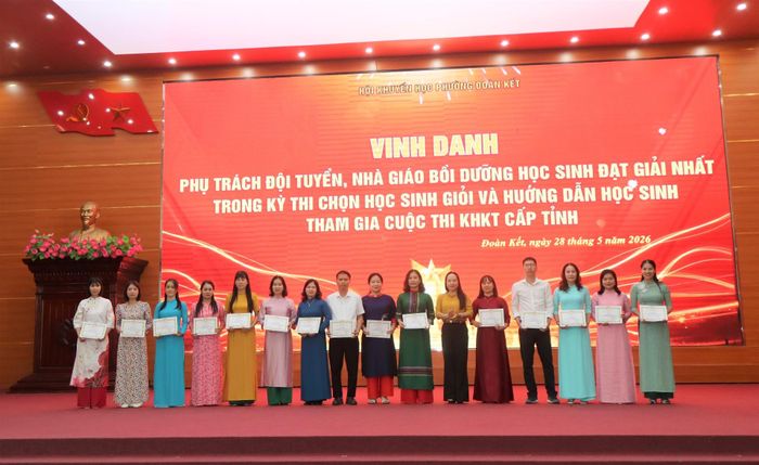 Đại diện UBND phường, Hội Khuyến học tỉnh, Hội Khuyến học phường trao Giấy khen cho học sinh và giáo viên có thành tích cao trong hoạt động giáo dục năm học 2025-2026.
