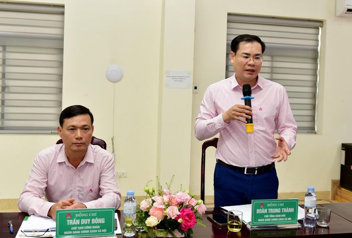 Thành viên Đoàn công tác NHCSXH phát biểu ý kiến tại buổi làm việc.