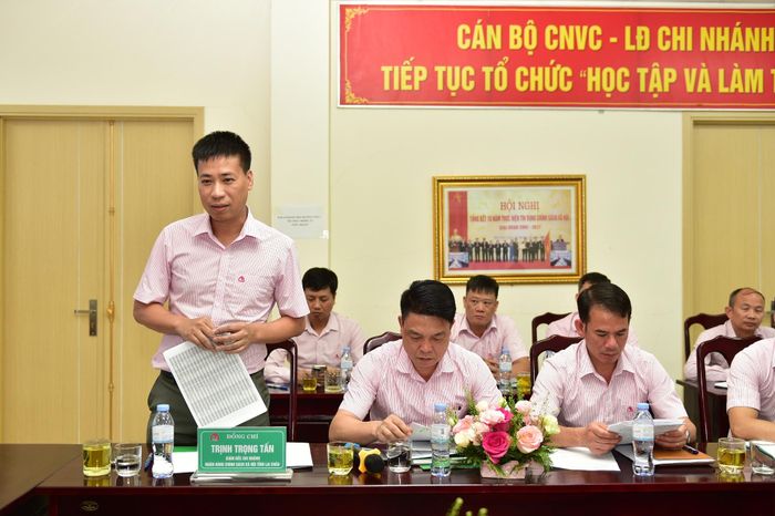 Lãnh đạo Chi nhánh NHCSXH tỉnh Lai Châu thông qua báo cáo tại buổi làm việc.