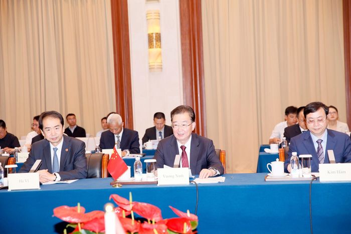 Đồng chí Vương Ninh - Ủy viên Trung ương Đảng Cộng sản Trung Quốc, Bí thư Tỉnh ủy, Chủ nhiệm Ủy ban Thường vụ Đại hội Đại biểu Nhân dân tỉnh Vân Nam phát biểu tại buổi gặp mặt.