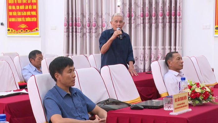 Cử tri xã Sìn Hồ tham gia ý kiến tại hội nghị.