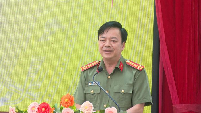 Đại tá Sùng A Súa - Phó Giám đốc Công an tỉnh phát biểu ý kiến tại hội nghị.