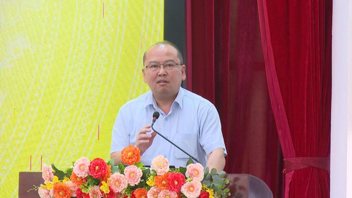 Đồng chí Vừ A Tiến - Tỉnh ủy viên, Bí thư Đảng ủy, Chủ tịch HĐND xã Sìn Hồ trả lời, làm rõ một số ý kiến của cử tri thuộc thẩm quyền.