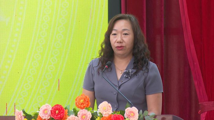 Đồng chí Ngô Thị Bích Hạnh - Tỉnh ủy viên, Phó Chủ tịch Ủy ban MTTQ Việt Nam tỉnh, Chủ tịch Hội Liên hiệp Phụ nữ tỉnh phát biểu ý kiến tại hội nghị.