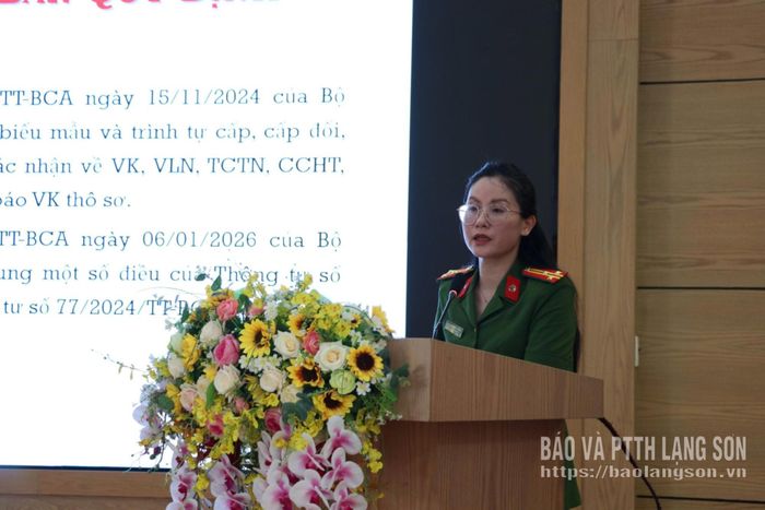 Đại diện Phòng Cảnh sát Quản lý hành chính về trật tự xã hội, Công an tỉnh Lạng Sơn tuyên truyền về những quy định của pháp luật đối với công tác quản lý, sử dụng vũ khí, công cụ hỗ trợ tại lớp huấn luyện
