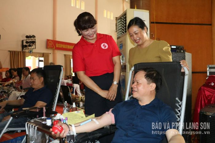 Lãnh đạo Hội Chữ thập đỏ tỉnh động viên tình nguyện viên hiến máu tại ngày hội