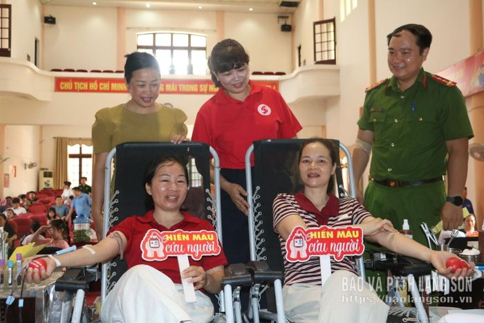 Lãnh đạo Hội Chữ thập đỏ tỉnh động viên tình nguyện viên hiến máu tại ngày hội