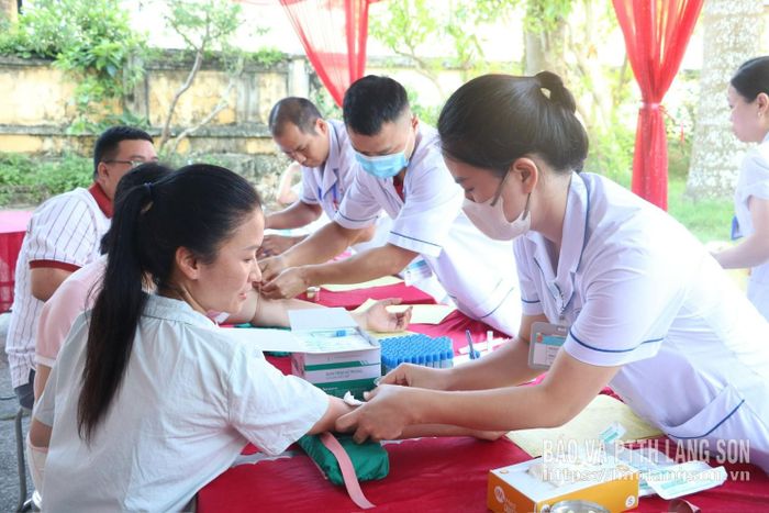 Tình nguyện viên khám sàng lọc tại ngày hội