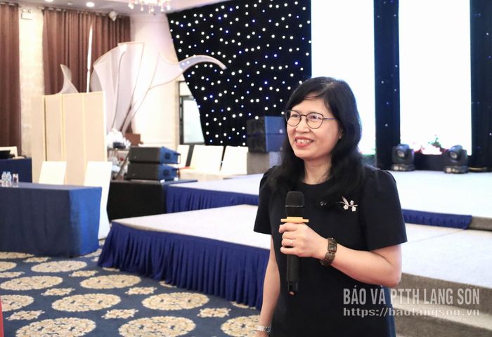 Giảng viên truyền đạt các nội dung tại hội nghị