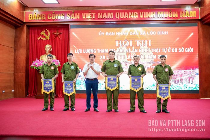 Lãnh đạo UBND xã trao cờ lưu niệm cho các đội thi