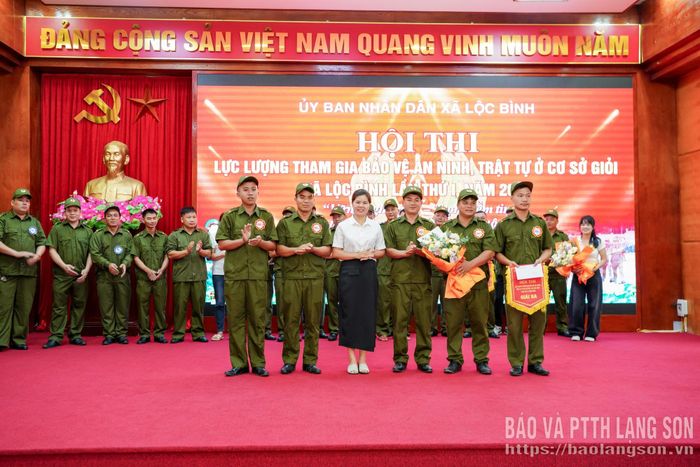 Ban tổ chức trao giải ba cho đội thi