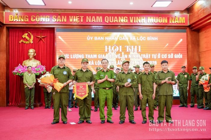 Ban tổ chức trao giải nhì cho đội thi