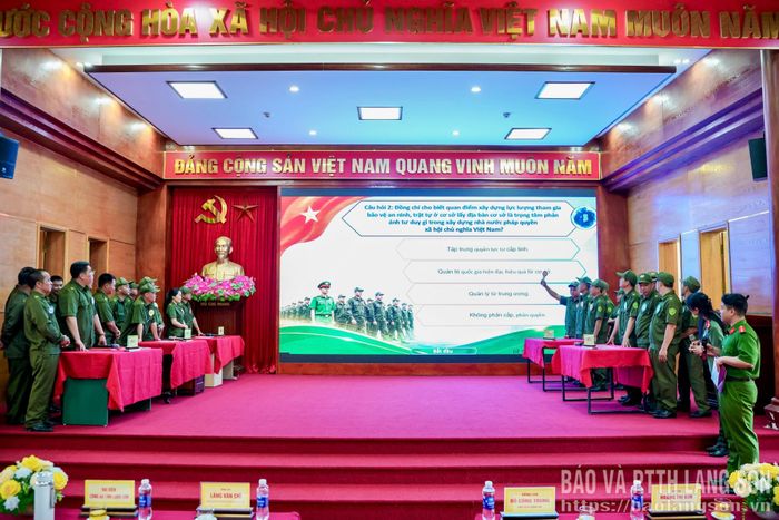 Phần thi kiến thức của đội thi số 1 tại hội thi