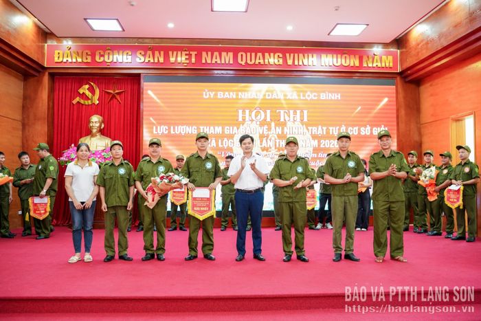 Ban tổ chức trao giải nhất cho đội thi số 2