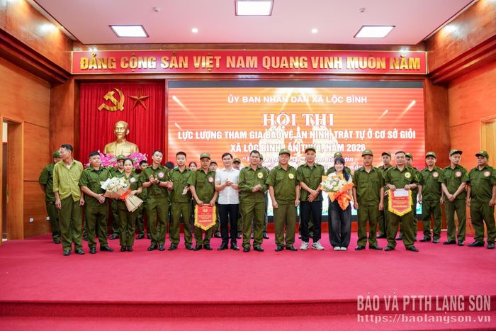 Ban tổ chức trao giải khuyến khích cho hai đội thi