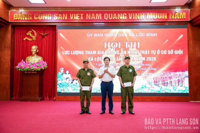 Ban tổ chức trao giải chuyên đề cho đại diện hai đội thi