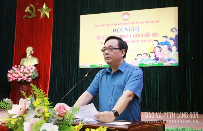 Đồng chí Triệu Quang Huy, Phó Chủ tịch Ủy ban MTTQ Việt Nam tỉnh, Chủ tịch Hội Nông dân tỉnh giải đáp các ý kiến của người dân
