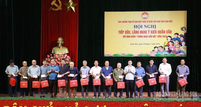 Lãnh đạo Ủy ban MTTQ Việt Nam tỉnh tặng quà người có uy tín 
