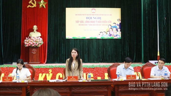 Đồng chí Đoàn Thu Hà, Phó Bí thư Tỉnh ủy, Trưởng Đoàn đại biểu Quốc hội tỉnh, Chủ tịch Ủy ban MTTQ Việt Nam tỉnh giải đáp các kiến nghị của người dân