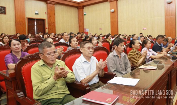 Người dân tham dự hội nghị