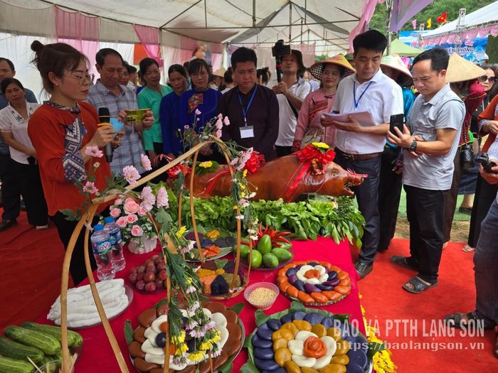 Ban Tổ chức chấm thi giã bánh dày, quay lợn