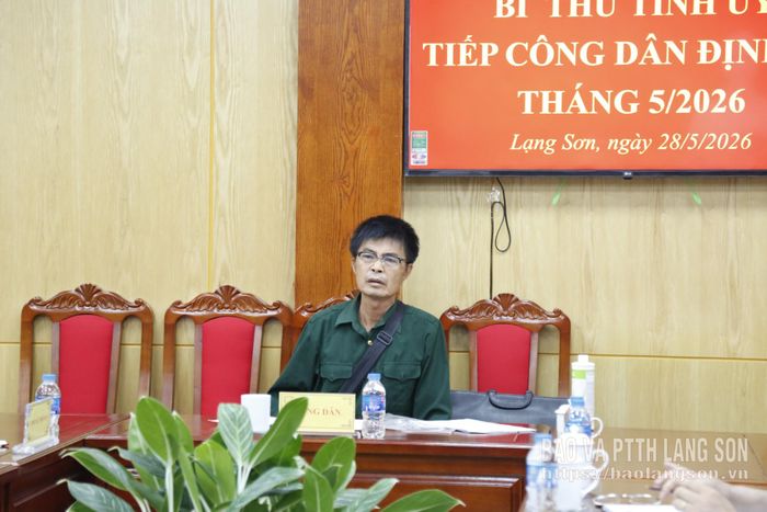 Ông Nông Trung Nho trình bày nội dung tại buổi tiếp công dân