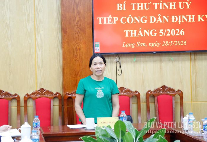 Bà Hoàng Thị Nội trình bày nội dung tại buổi tiếp công dân