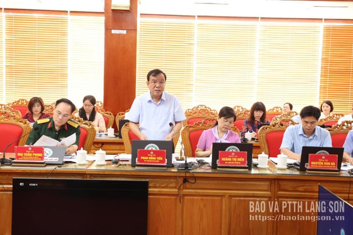 Lãnh đạo Sở Tài chính trình bày nội dung tại phiên họp