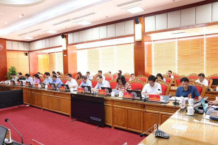 Các đại biểu nghe các nội dung dự thảo tại phiên họp