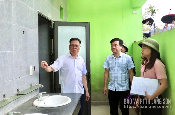 Đoàn giám sát của HĐND tỉnh kiểm tra hạng mục nhà vệ sinh công cộng tại công viên 15/6