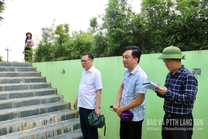 Các thành viên đoàn giám sát đến khảo sát thực địa hạng mục nhà vệ sinh công cộng tại công viên Bờ Sông