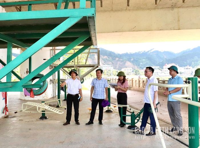 Đoàn giám sát của HĐND tỉnh khảo sát tại công viên 15/6