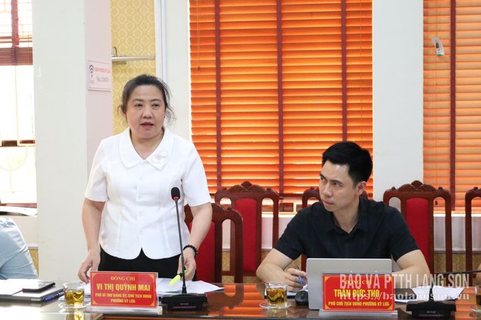 Đồng chí Phó Bí thư Đảng ủy, Chủ tịch UBND phường trả lời chất vấn