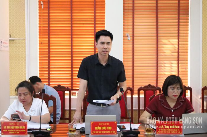 Đồng chí Phó Chủ tịch UBND phường báo cáo về công tác quản lý Nhà nước về đất đai, quản lý trật tự đô thị trên địa bàn phường