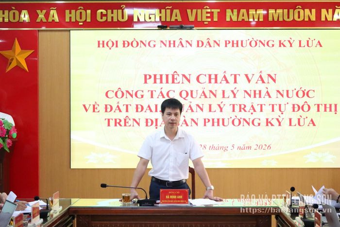 Đồng chí Bí thư Đảng ủy, Chủ tịch HĐND phường phát biểu kết luận phiên chất vấn