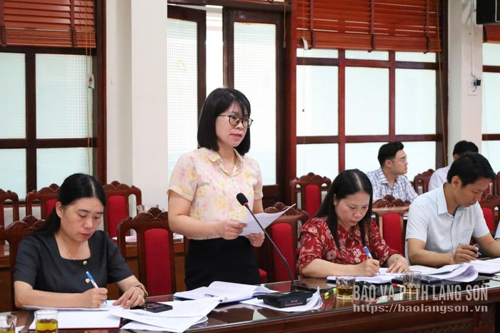 Đại diện Ban Kinh tế - Ngân sách HĐND phường nêu câu hỏi chất vấn